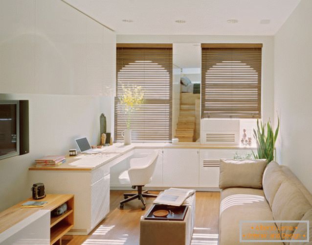 Interior de un apartamento rectangular con una ventana