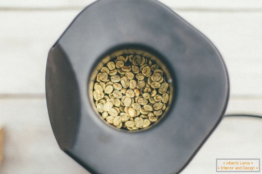 Freír café en la máquina para cocinar palomitas de maíz