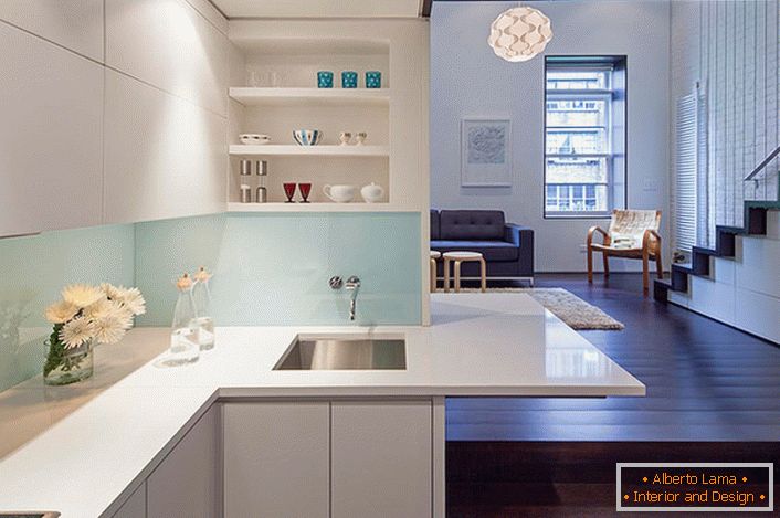 El apartamento-estudio de dos niveles con una superficie total de 40 m2 está decorado en un estilo minimalista. 