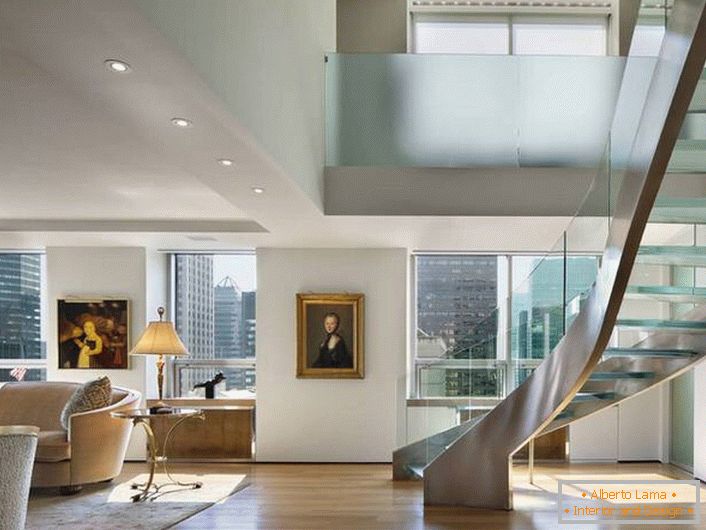 El interior en estilo Art Nouveau está diseñado de acuerdo con los requisitos para el diseño de apartamentos de dos niveles. Las elegantes y suaves líneas de muebles y escaleras hacen que la atmósfera sea acogedora.