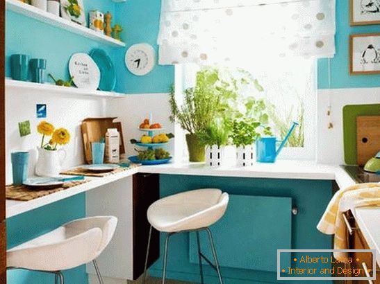 Interior de una pequeña cocina en color turquesa