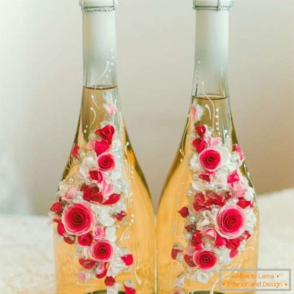 Cómo decorar una botella de champagne para una boda con flores