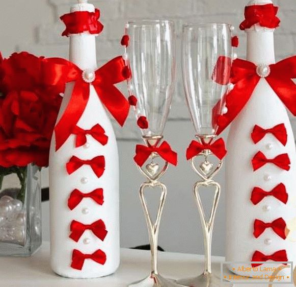 Decoración de una botella de champagne para una boda con cintas y abalorios