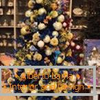Tinsel y bolas en el árbol de Navidad