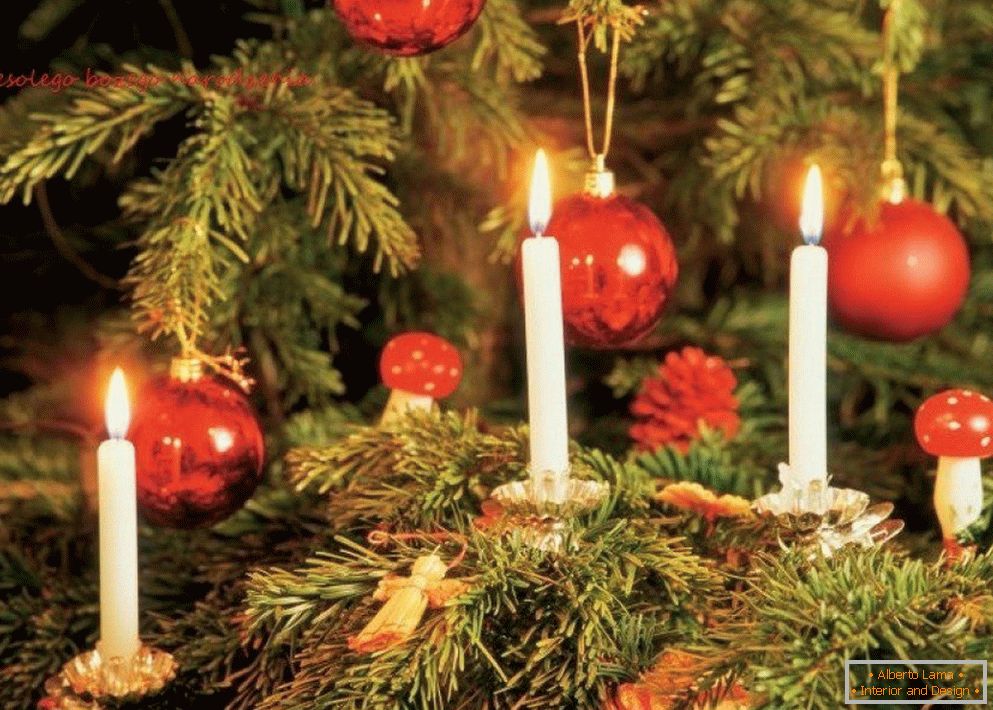 Velas en el árbol de Navidad