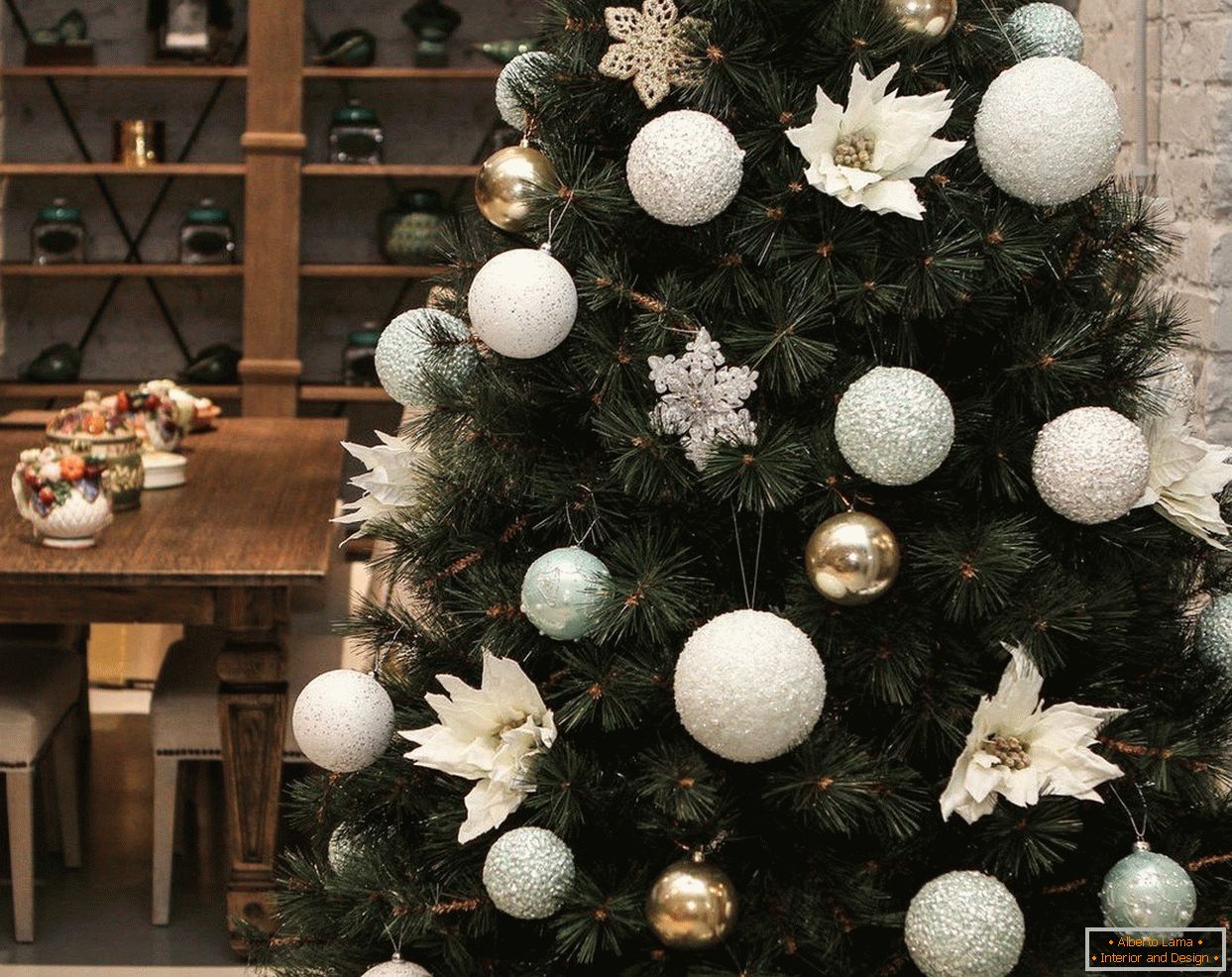 Bolas blancas en el árbol de Navidad