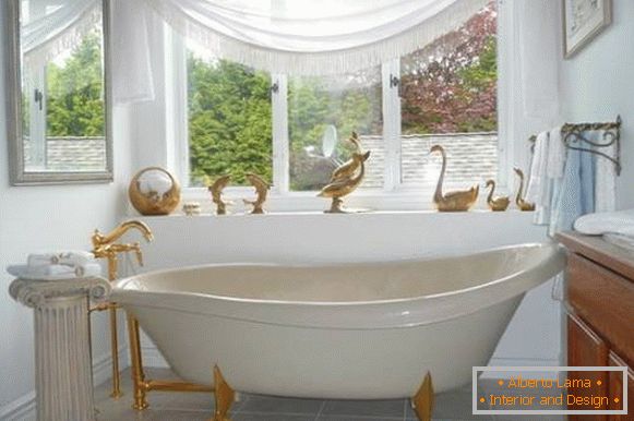 Diseño de un baño con adornos dorados