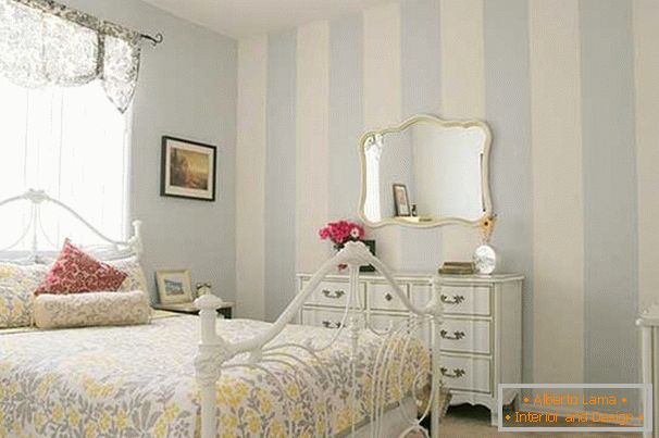 Rayas de papel pintado en el dormitorio