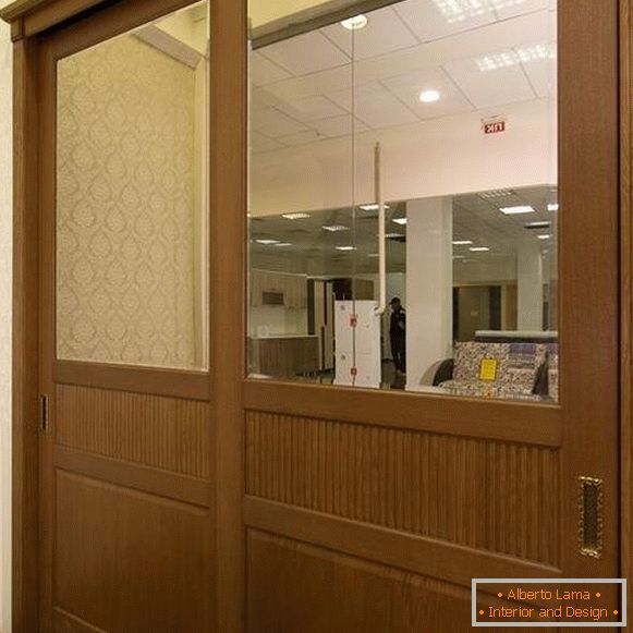 Puertas de madera para un compartimento empotrado en el armario con espejo