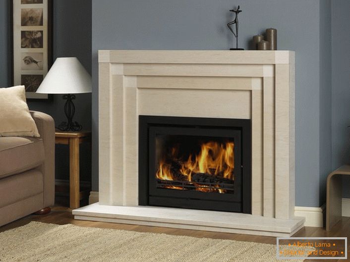 En la sala de estar, la chimenea con imitación de llama no solo cumple una función decorativa. En la estación fría, calienta la habitación.