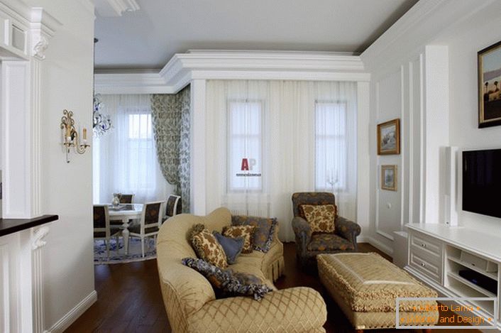 Para diseñar la habitación de invitados utiliza colores claros. Muebles de color beige armoniosamente combinados con la decoración blanca de las paredes.