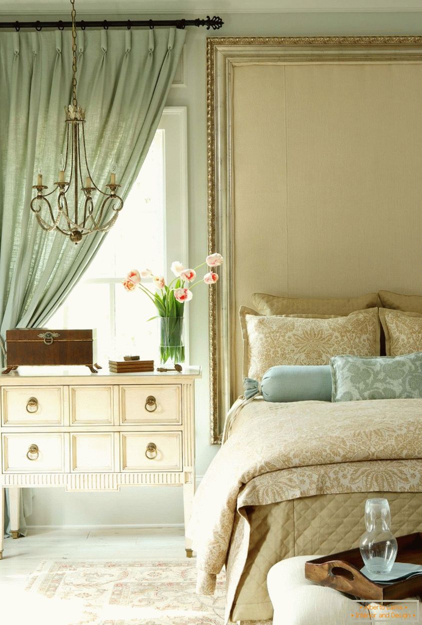 Diseño clásico pomposo del interior del dormitorio con papel pintado de tela