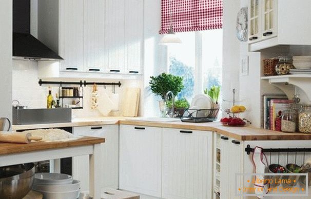 Interior de una cocina compacta funcional