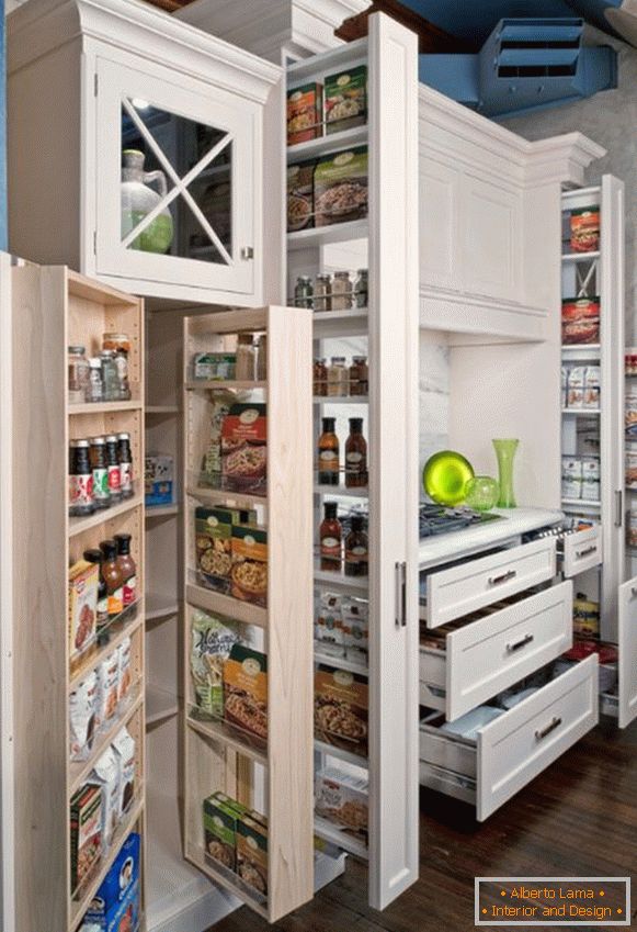 Armarios y estantes con productos en el interior de una pequeña cocina