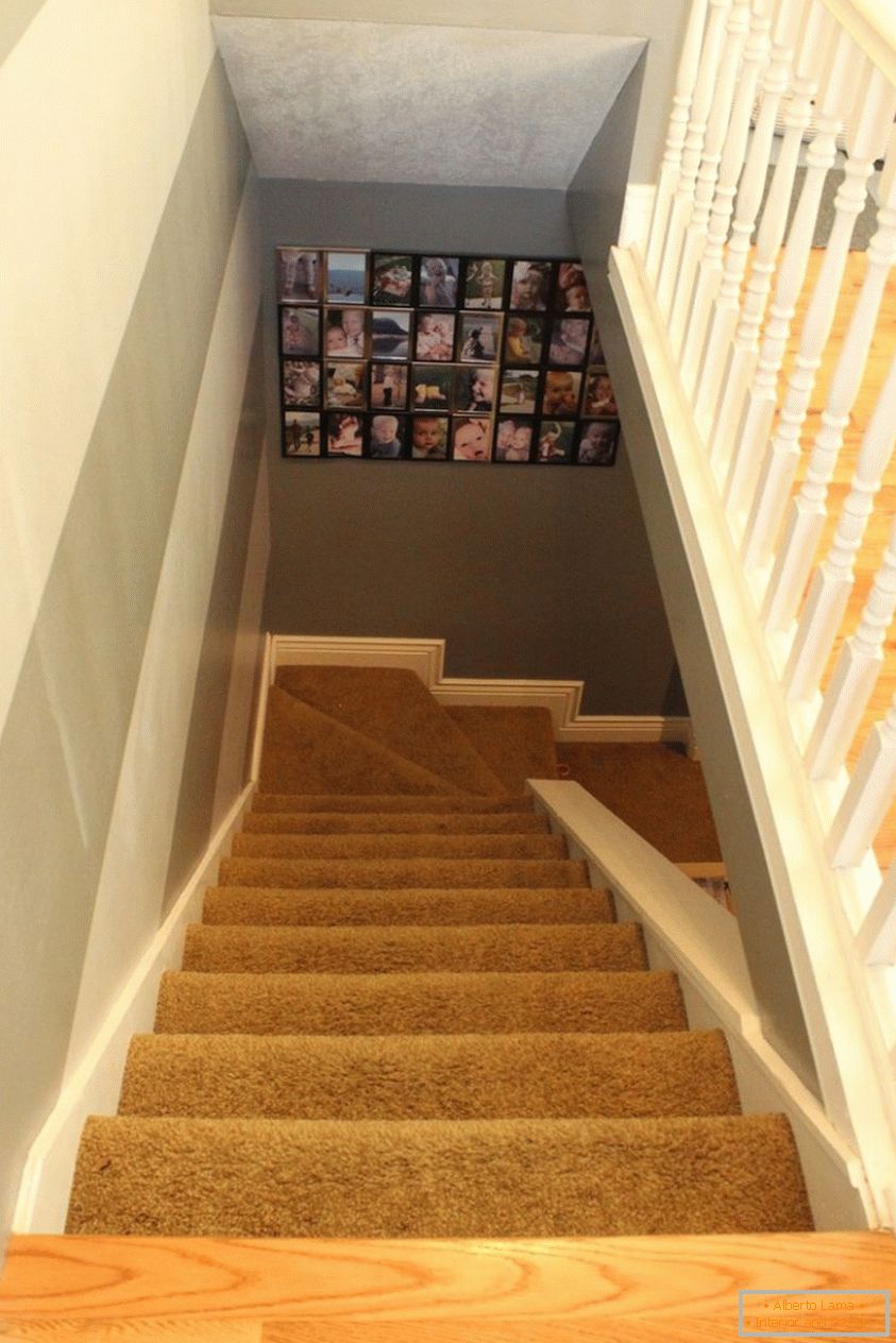Escaleras con una alfombra vieja antes de que comience el trabajo