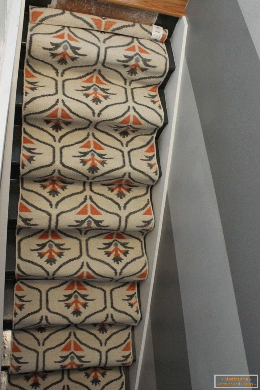 El ancho de la alfombra corresponde al tamaño de tu escalera