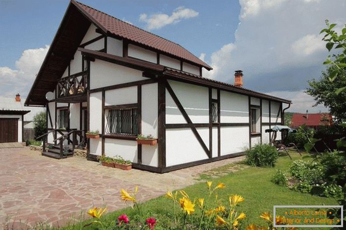 Una pequeña casa en estilo escandinavo atrae las vistas con su belleza y elegancia rústica.