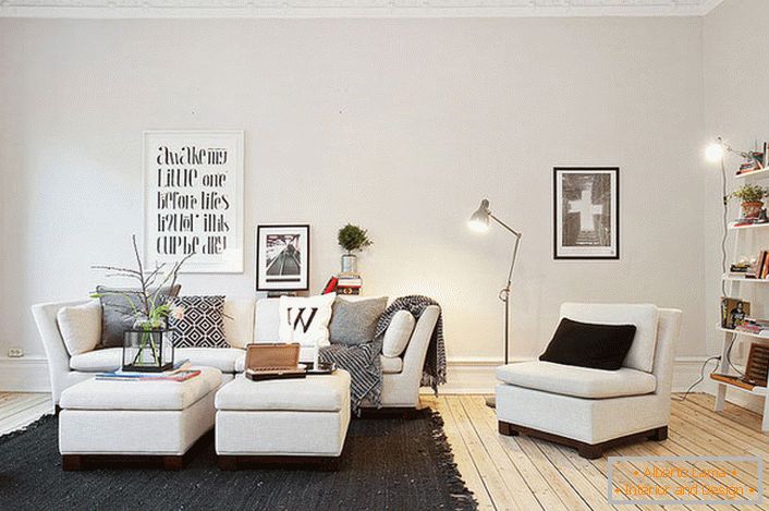 El estilo escandinavo en el interior atrae con su simplicidad y moderación. Calma, colores suaves son excelentes para organizar la sala de estar. 