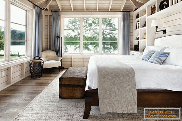 Una habitación en estilo escandinavo con una gran cama doble de madera en la casa de un hombre de negocios francés.