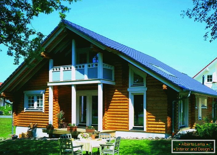 Casa escandinava hecha de casa de troncos - la variación más común de bienes raíces suburbanos. El exterior atractivo en combinación con un precio de construcción relativamente bajo hace que las casas en el estilo escandinavo sean populares y de gran demanda.