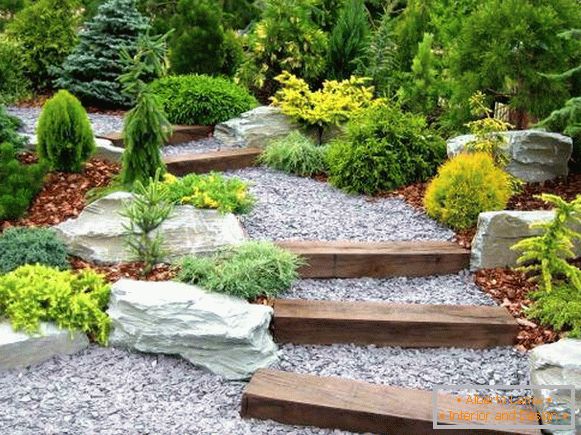 Caminos de piedra en el jardín en el estilo de Zen