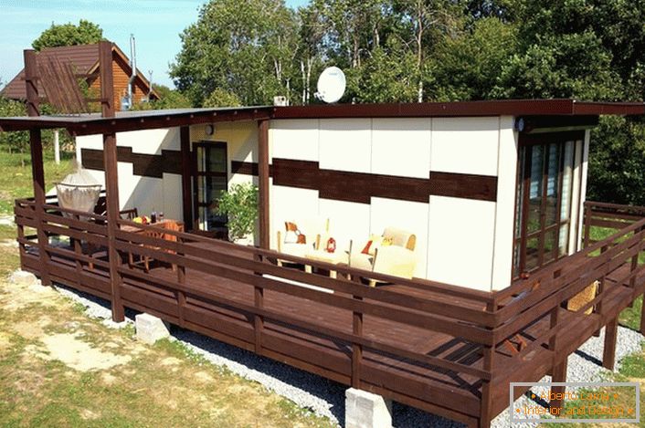 Una casa modular inusual fuera de la ciudad es ideal para descansar en verano e invierno.
