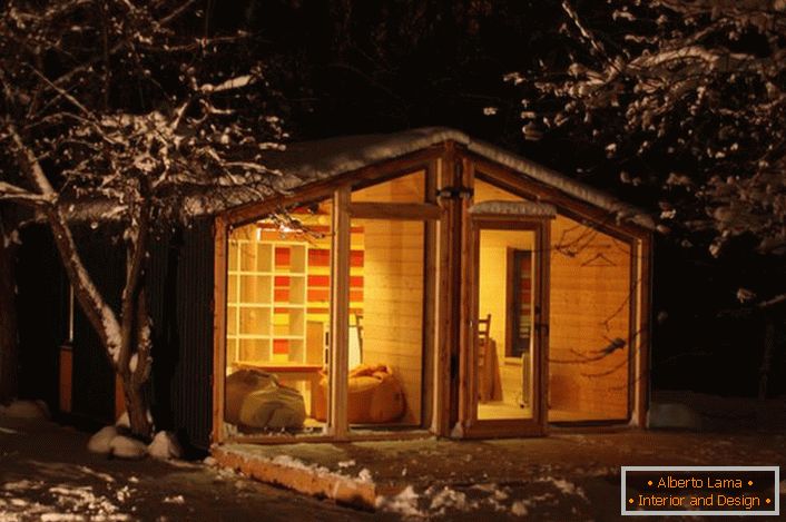 Una fabulosa casa en el borde nevado de un bosque. La ventaja de una casa modular es su practicidad y funcionalidad.