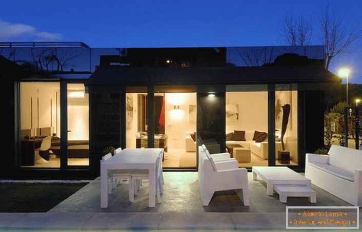 El diseño elegante de la casa modular se ve orgánicamente con un patio diseñado correctamente. 