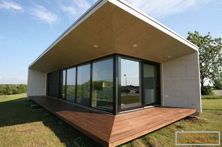 Las casas modulares a menudo tienen un diseño simple y sin complicaciones. Su diseño se ve elegante, y el diseño correcto del patio solo enfatiza el refinamiento del diseño. 
