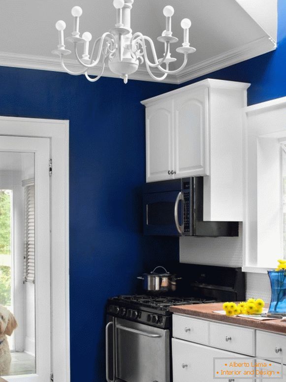 Cocina con paredes azules brillantes