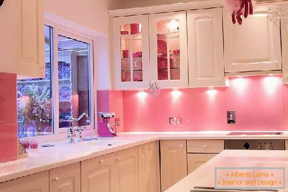 Cocina con paredes de color rosa claro