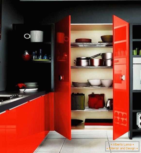 Paredes negras y muebles rojos en el diseño de la cocina