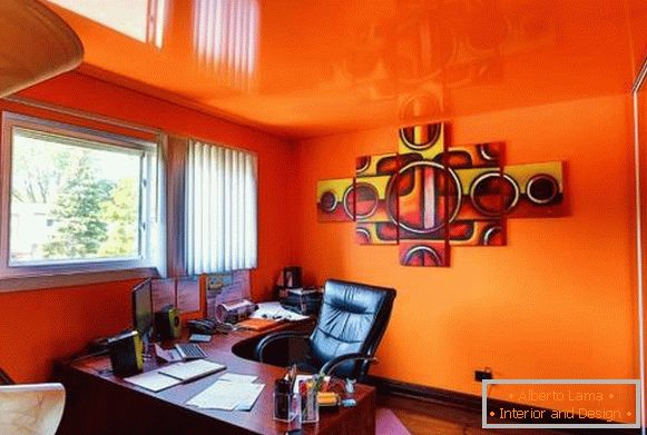 Interior brillante con un techo elástico de color naranja