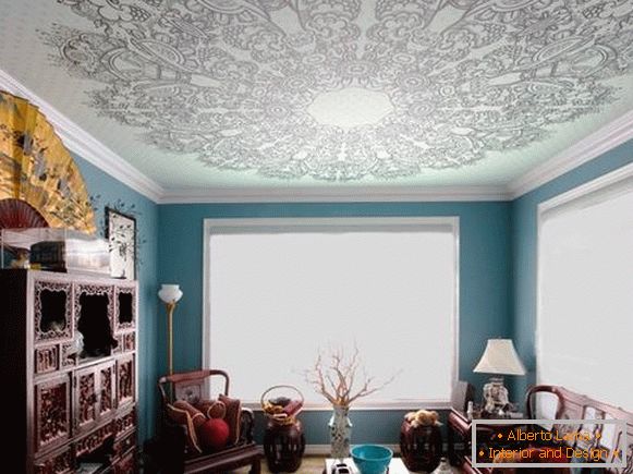 Diseño de una sala con un techo elástico azul con una foto impresa modelo 2016