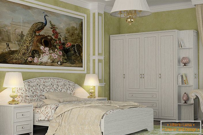 Una elegante suite blanca diseñada para dormitorio en estilo country. Una característica notable del interior es una imagen grande.