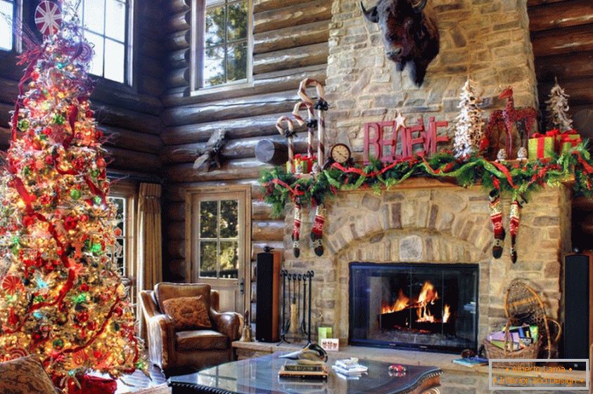 Colorido árbol de Navidad natural en la sala de estar
