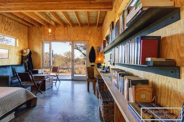 Pequeña casa de madera barata en los Estados Unidos: книжные полки