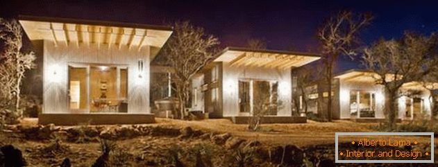Pequeña casa de madera barata en los Estados Unidos: ночью