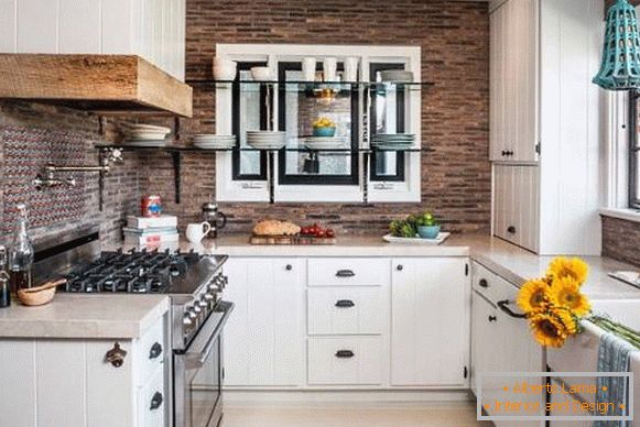 Imitación de una pared de ladrillo con azulejos en el interior de una cocina