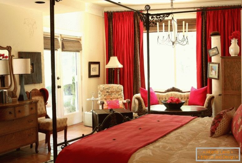 traditional-master-bedroom-furniture-with-red-curtain-antique-mirror-and-table-lamp-unique-tiles-flooring-best-light-yellow-wall-painting-color-lounge-chairs-classic-elegant- ideas de diseño