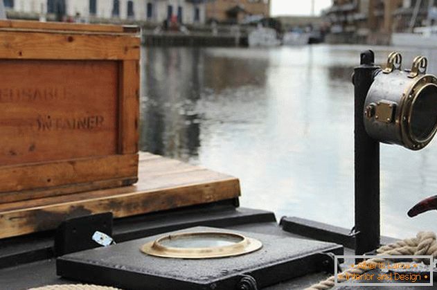 Casa flotante con telescopio