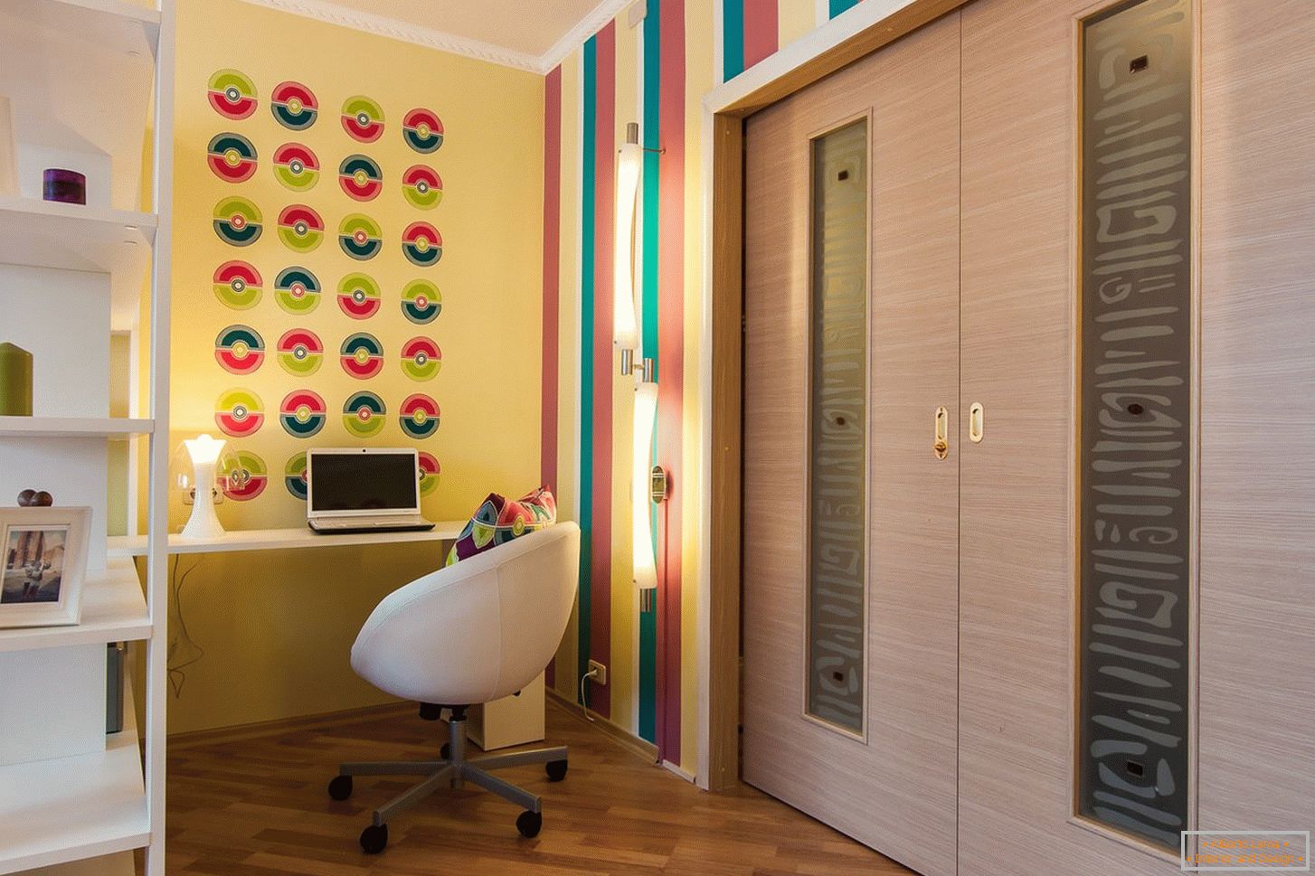 Colores brillantes en el diseño de la sala de estar