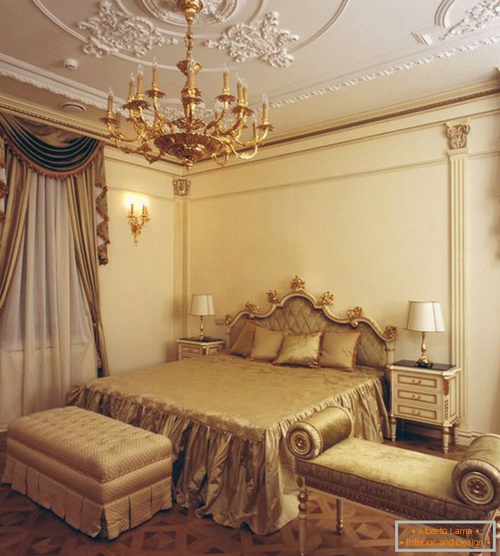 Dormitorio en estilo Imperio. El diseño interior restringido hace que la habitación sea liviana, espaciosa y no abarrotada. 