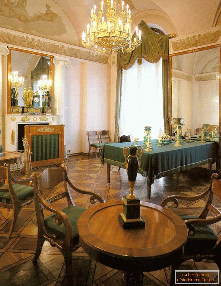 Comedor de estilo Imperio en una gran casa de campo en el sur de Francia.