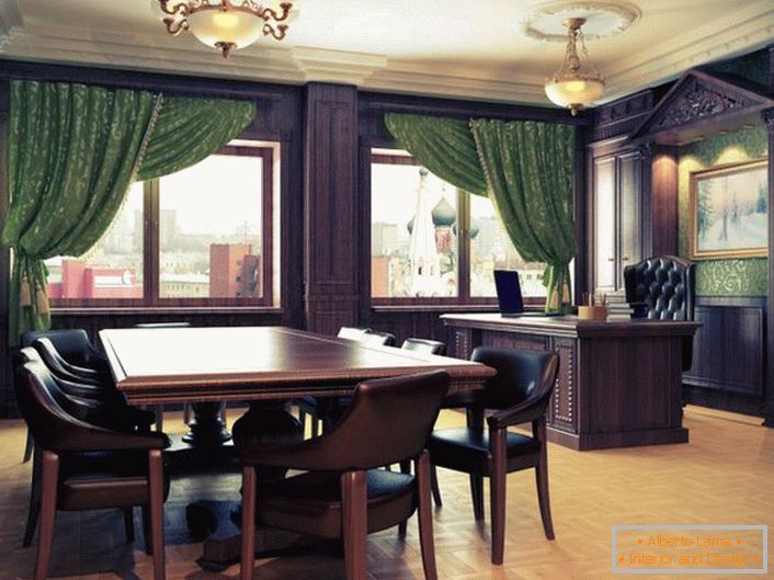 Oficina al estilo de Empire. Solución ideal para apartamentos en la ciudad. Los muebles de madera maciza con superficies lisas pulidas de madera oscura se combinan perfectamente con un parquet ligero.