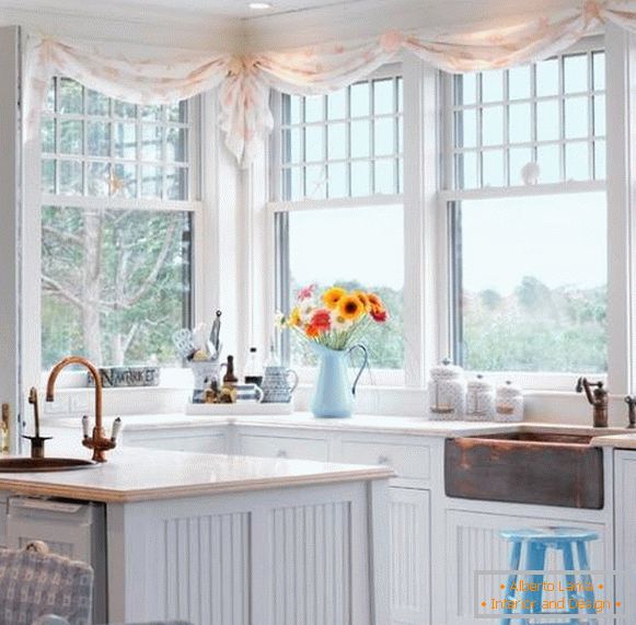 Pequeñas cortinas cortas en la cocina - foto 2016