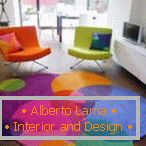 Interior con sillones de colores y alfombra