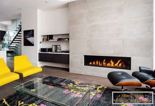 Sala de estar moderna en colores brillantes y con una chimenea