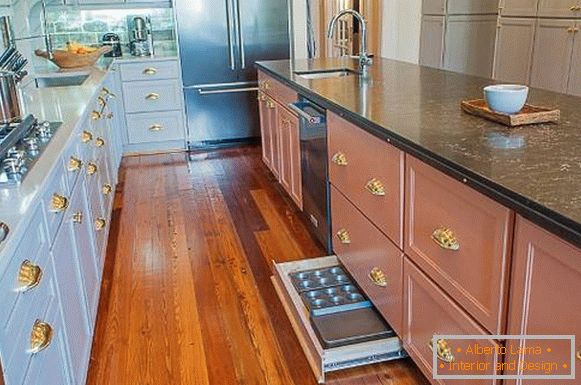 Accesorios de muebles para el oro en el diseño de la cocina