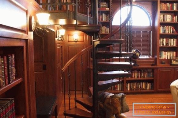 Tornillo de escaleras forjadas a la casa con molduras de madera